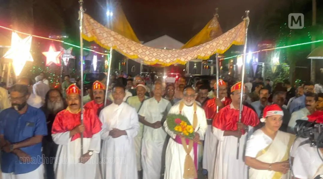 പോലീസ് വിലക്കിന് പിന്നാലെ സീറോ മലബാർ അധ്യക്ഷൻ മാർ റാഫേൽ തട്ടിൽ തീർഥ കേന്ദ്രത്തിൽ എത്തിയപ്പോൾ