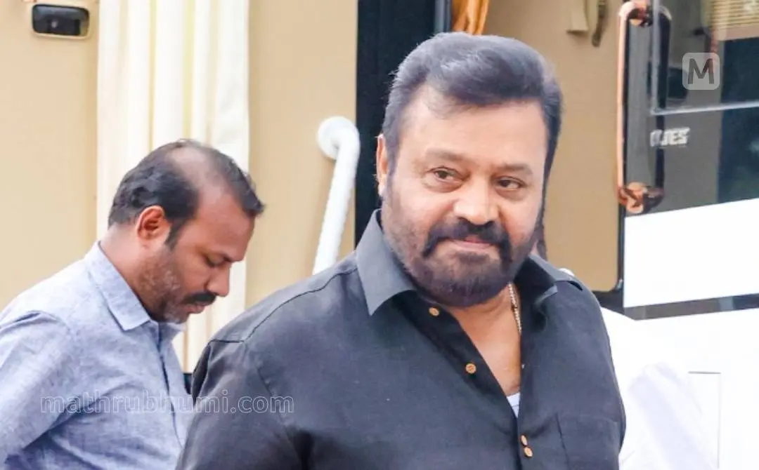 'ആക്ഷൻ ഹീറോ മിനിസ്റ്റർ'.... കേന്ദ്രമന്ത്രി ആയ ശേഷം ആദ്യമായി ഒറ്റക്കൊമ്പൻ എന്ന സിനിമയിൽ അഭിനയിക്കുവാനായി തിരുവനന്തപുരം പൂജപ്പുര ജില്ലാ ജയിലിന് സമീപത്തെ കാരവനിൽ നിന്നും ഇറങ്ങുന്ന കേന്ദ്രമന്ത്രി സുരേഷ് ഗോപി | ഫോട്ടോ: ബി.മുരളികൃഷ്ണൻ\ മാതൃഭൂമി