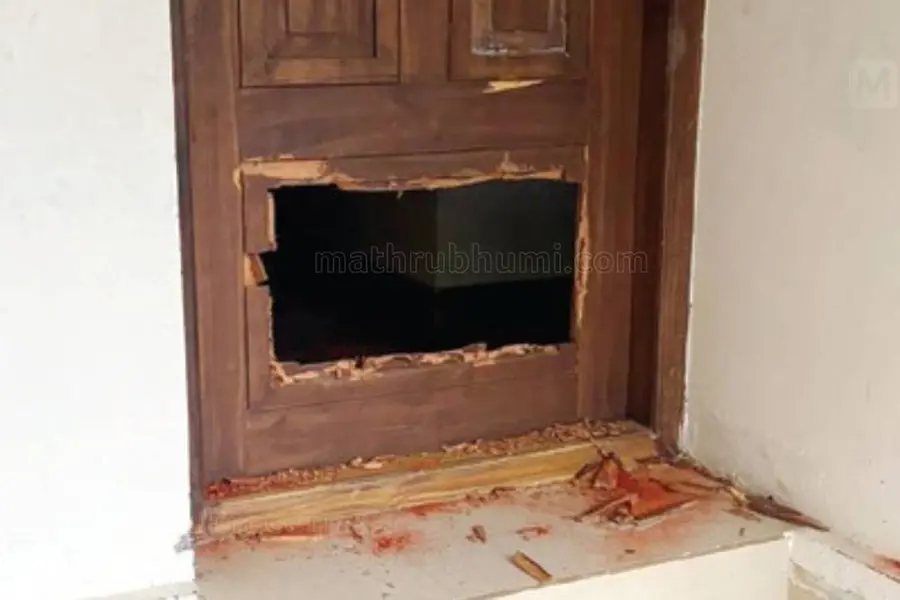 അടുക്കളവാതില് പൊളിച്ച് മോഷണം, ആഭരണങ്ങളോടൊപ്പം മദ്യക്കുപ്പിയും അടിച്ചുമാറ്റി
