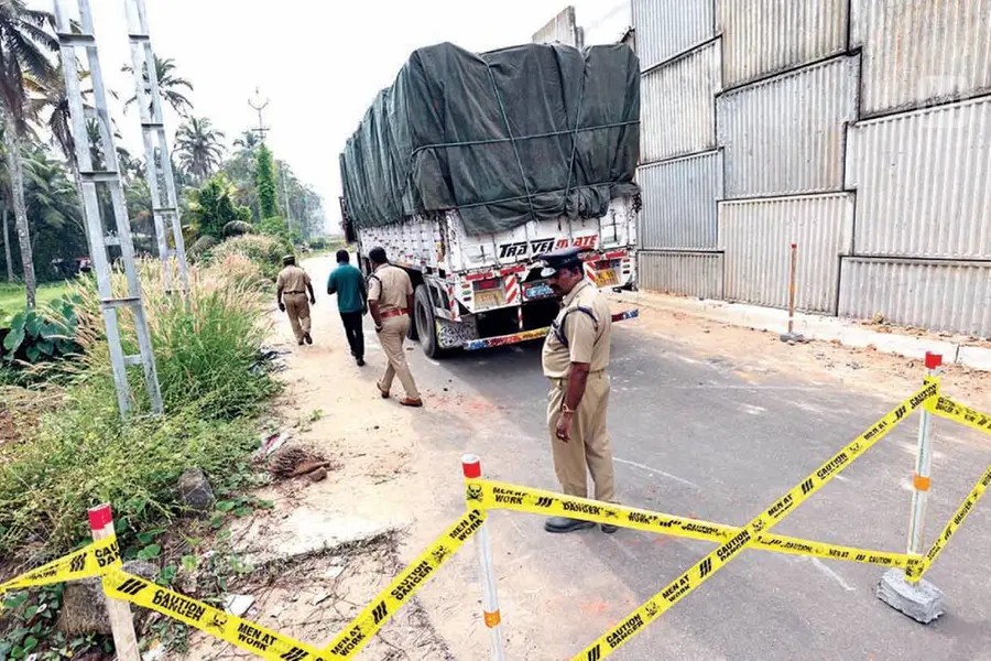 'ഓടിയെത്തിയപ്പോഴേക്കും പിന്നോട്ടെടുത്ത ലോറി രണ്ടു കുഞ്ഞുങ്ങളുടെയും ശരീരത്തിൽ കയറിയിറങ്ങി'