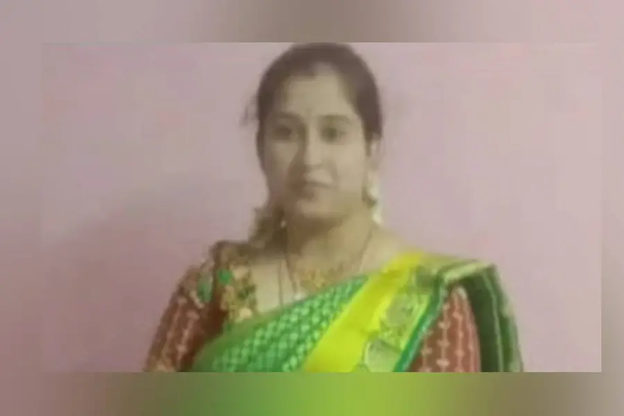 കുളിക്കാൻ പോയ യുവതി പിന്നീട് വാതിൽ തുറന്നില്ല; കുളിമുറിയിൽ മരിച്ചനിലയിൽ, മുഖത്ത് പാടുകൾ; ദുരൂഹത