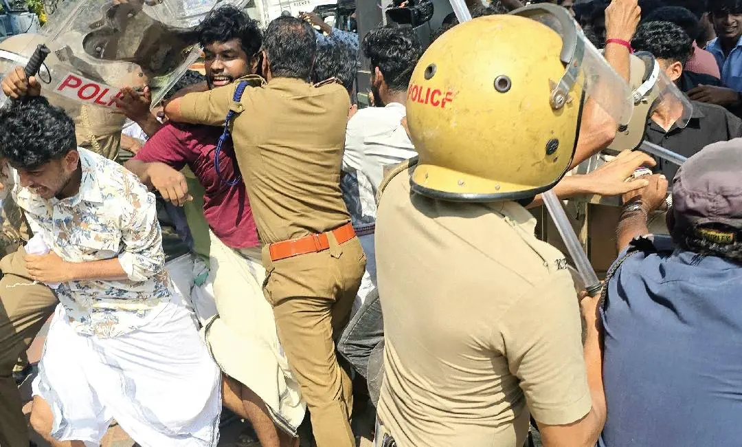 നഴ്സിങ് വിദ്യാർഥിനി ആത്മഹത്യയ്ക്ക് ശ്രമിച്ചതിനെ തുടർന്ന് കാഞ്ഞങ്ങാട് മൻസൂർ ആസ്പത്രിയിലേക്ക് എസ്.എഫ്.ഐ. നടത്തിയ മാർച്ചിനിടെയുണ്ടായ സംഘർഷം