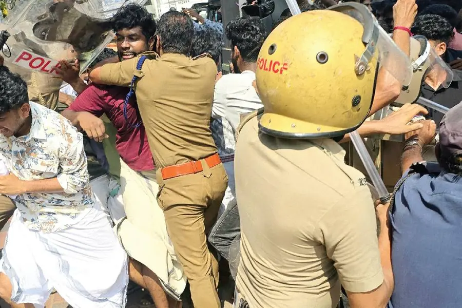 നഴ്സിങ് വിദ്യാർഥിനിയുടെ ആത്മഹത്യാശ്രമം, ആളിപടർന്ന് പ്രതിഷേധം