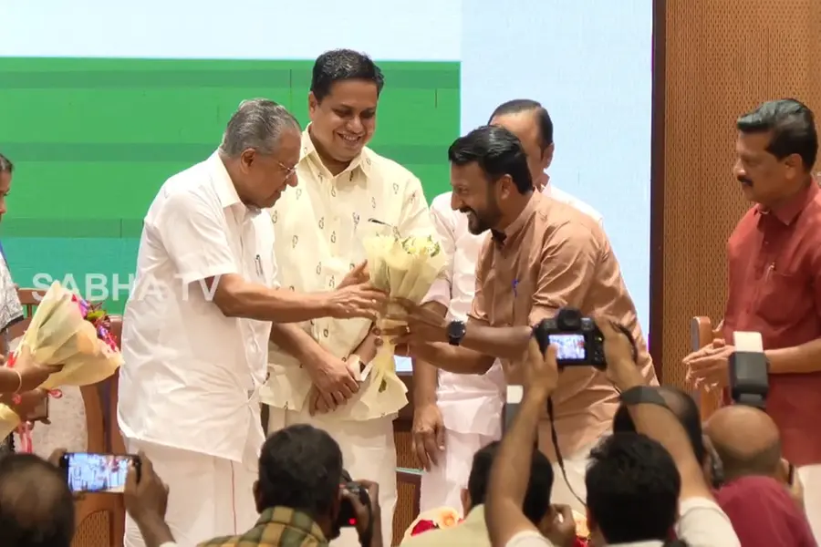 തികച്ചും യാദൃച്ഛികം മാത്രം! പുതിയ എംഎല്എമാര്ക്ക് സ്പീക്കറുടെ വക ഉപഹാരം നീല ട്രോളി ബാഗ്
