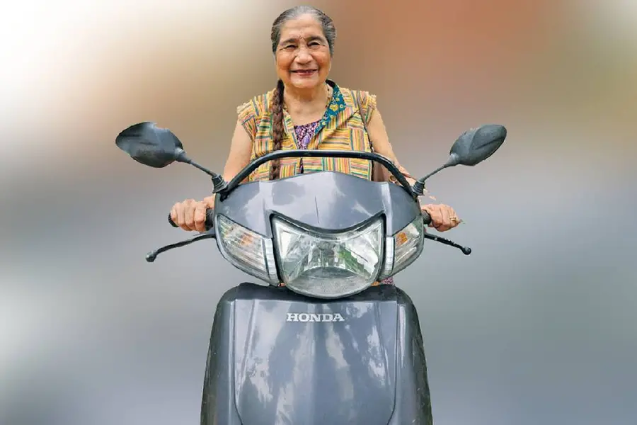 1970-കളിൽ സ്കൂട്ടറോടിച്ച് പോയപ്പോൾ കൂക്കി വിളിച്ചു; പുഷ്പ ലത എന്ന കൊച്ചിയുടെ 'സ്കൂട്ടറമ്മ'