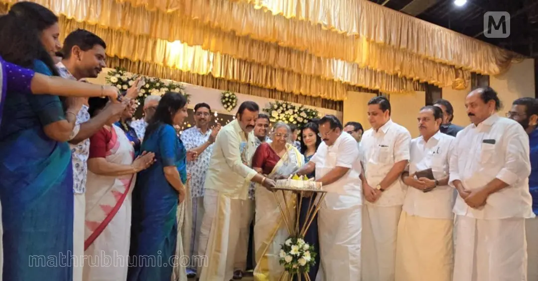 ഇ.കെ. നായനാരുടെ ഭാര്യ ശാരദയുടെ നവതി ആഘോഷത്തിന്റെ ഭാഗമായി കേക്ക മുറിക്കുന്നു. കേന്ദ്രമന്ത്രി സുരേഷ് ഗോപി, ഇ.പി. ജയരാജന് സ്വീക്കര് എ.എം.ഷംസീര് എം വിജയകുമാര്, സി.കെ. പത്മനാഭന് തുടങ്ങിയവര് സമീപം| ഫോട്ടോ: സി. സുനില്കുമാര്