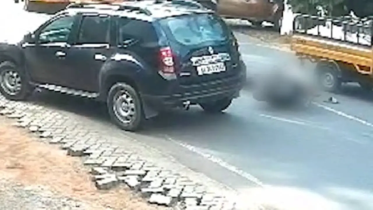 ബസിനെ മറികടക്കാൻ ശ്രമിക്കുന്നതിനിടെ അപകടത്തിലായ ബൈക്ക്