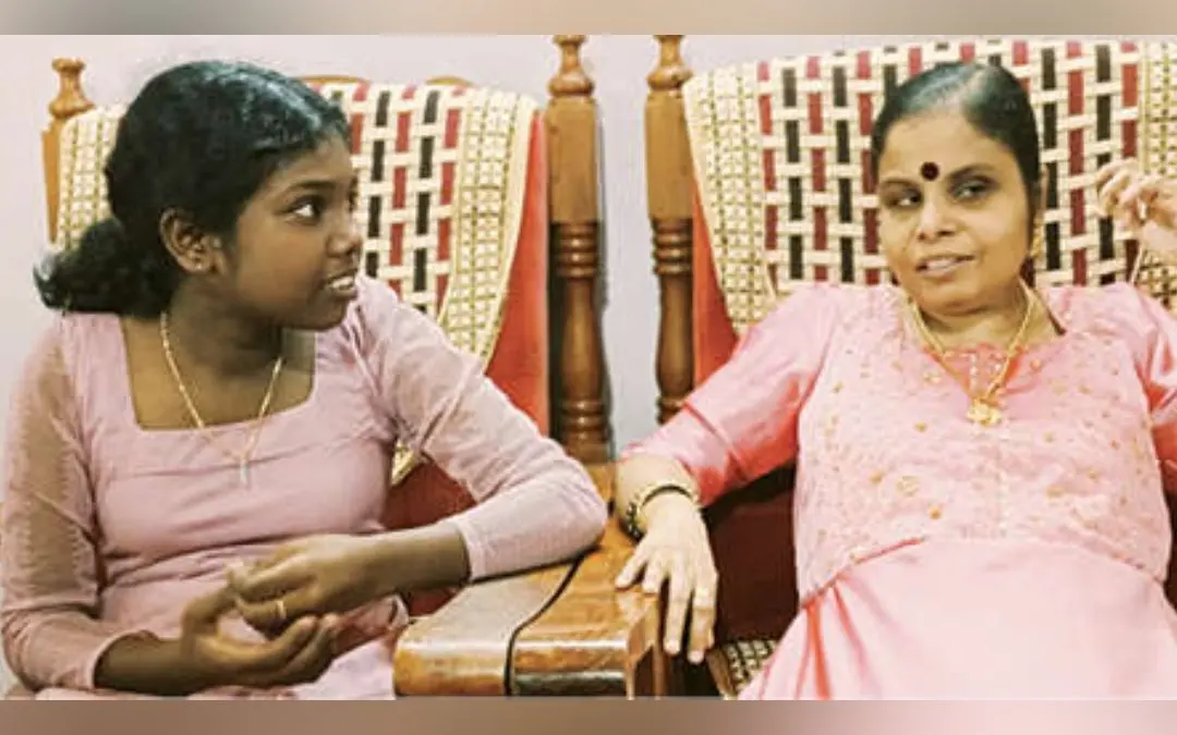 വൈക്കം വിജയലക്ഷ്മിയെ കാണാനെത്തിയ കടുത്തുരുത്തി സെയ്ന്റ് മൈക്കിൾസ് സ്കൂളിലെ എട്ടാംക്ലാസ് വിദ്യാർഥിനി അതുല്യ പ്രശാന്ത്
