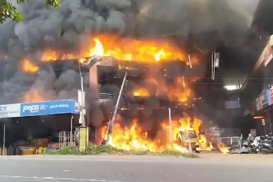 പാലക്കാട്ട് ഫർണിച്ചർ കടയിൽ വൻ തീപ്പിടിത്തം| VIDEO