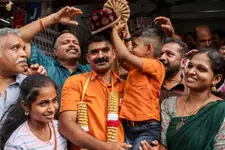 ഭാര്യയോടുപോലും രഹസ്യമാക്കിവെച്ചു, വിവാഹപ്പന്തലില്‍ ഓടിനടന്നത് കോടീശ്വരനാണെന്ന് നാട്ടുകാരുമറിഞ്ഞില്ല