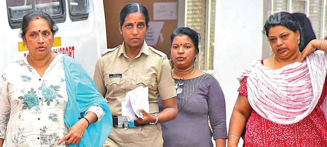 രണ്ടര വയസ്സുകാരിയുടെ ജനനേന്ദ്രിയത്തിൽ മുറിവേല്പിച്ച സംഭവത്തിൽ അറസ്റ്റിലായ ആയമാരായ അജിത, സിന്ധു, മഹേശ്വരി എന്നിവരെ വൈദ്യപരിശോധനയ്ക്കായി തൈക്കാട് ആശുപത്രിയിലെത്തിച്ചപ്പോൾ