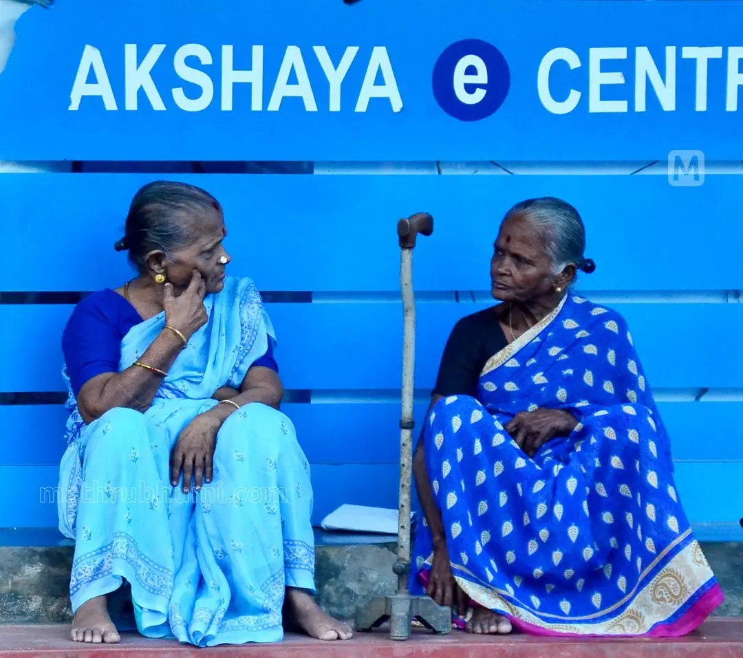 പെൻഷൻ മസ്റ്ററിങ്ങിന് എത്തിയവർ-പ്രതീകാത്മക ചിത്രം
