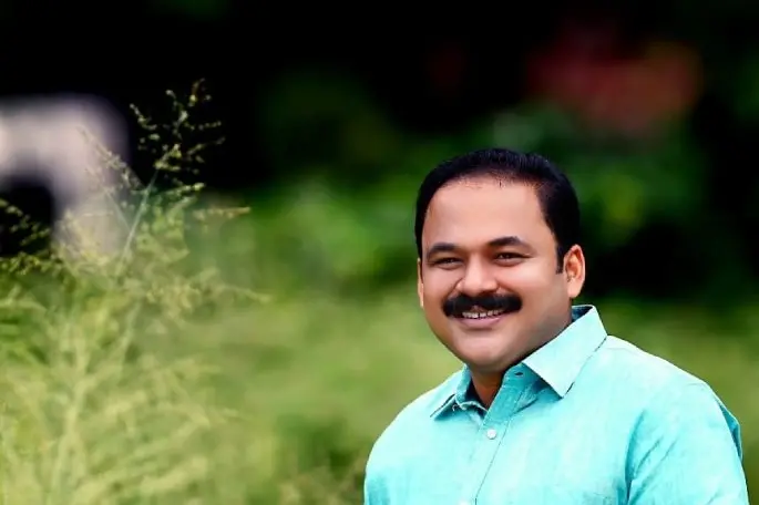 സി.പി.എം. വിട്ട് ബി.ജെ.പി.യിൽ ചേർന്ന ബിപിൻ സി. ബാബുവിനും അമ്മയ്ക്കുമെതിരേ ജാമ്യമില്ലാ കേസ്