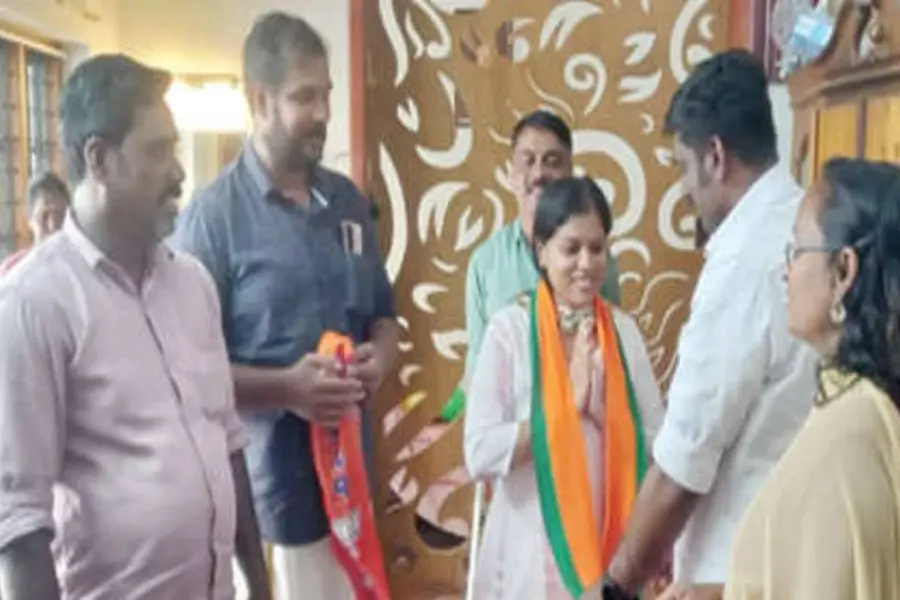 '42 വർഷം പാർട്ടിയിൽ പ്രവര്ത്തിച്ച അച്ഛനെ ഒന്നുമല്ലാതാക്കി'; മധു മുല്ലശ്ശേരിയുടെ മകളും ബി.ജെ.പി.യിൽ