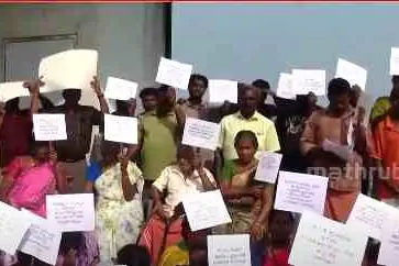 വെള്ളപ്പൊക്ക പ്രശ്നത്തിന് പരിഹാരം വേണം; പ്രതിഷേധവുമായി താന്തോന്നി തുരുത്തിലെ ജനങ്ങൾ
