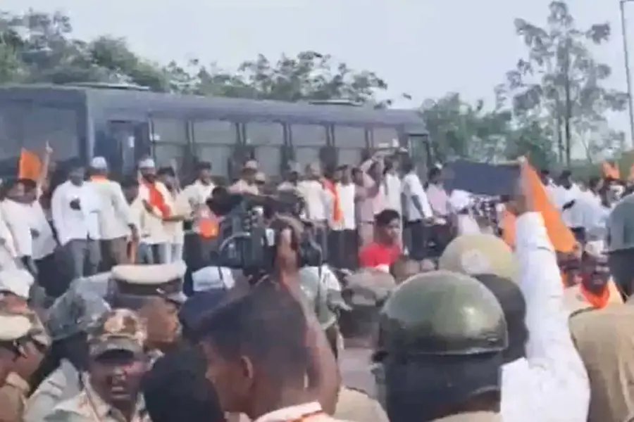 ലിംഗായത്ത് സംവരണ പ്രതിഷേധം ആക്രമാസക്തമായി, കര്‍ണാടകയില്‍ സംഘര്‍ഷം, പോലീസ് ലാത്തിവീശി