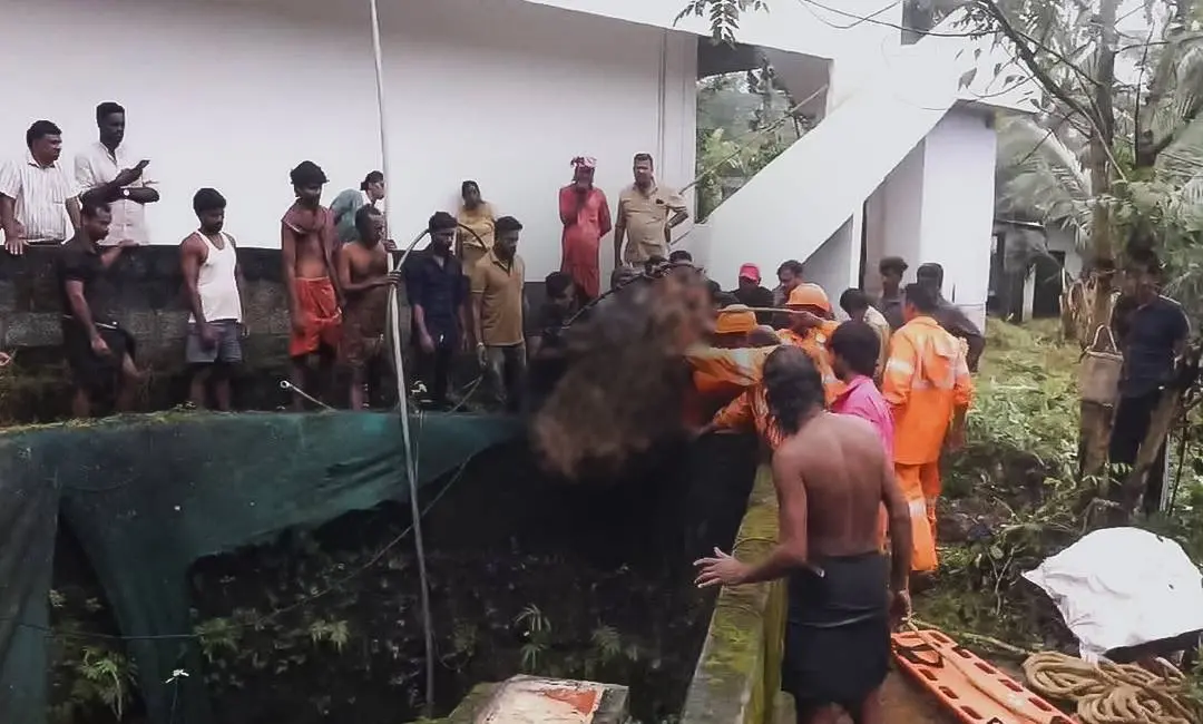 കിണറ്റില്‍ വീണ് മരിച്ച തൊഴിലാളിയെ പുറത്തെടുക്കുന്നു