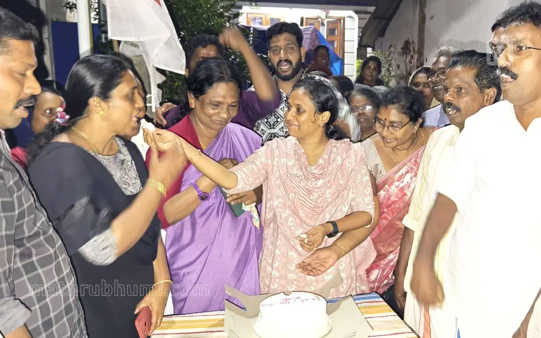 കേക്ക് മുറിച്ച് ആഹ്ലാദപ്രകടനം നടത്തുന്ന കരീലകുളങ്ങര, പത്തിയൂർ മേഖലകളിലെ സിപിഎം പ്രവർത്തകർ
