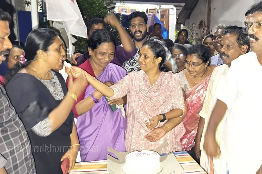 'പോയിത്തന്നതിന് നന്ദി', ബിപിൻ.സി ബാബു ബി.ജെ.പി.യിൽ ചേർന്നതിനുപിന്നാലെ കേക്ക് മുറിച്ച് ആഘോഷം