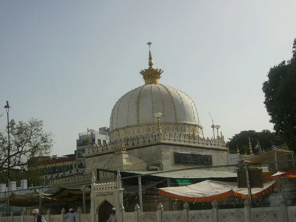 Dargah of Sufi saint Moinuddin Chishti Ajmer India | By Shahnoor Habib Munmun - Own work, CC BY 3.0, https://commons.wikimedia.org/w/index.php?curid=9656502