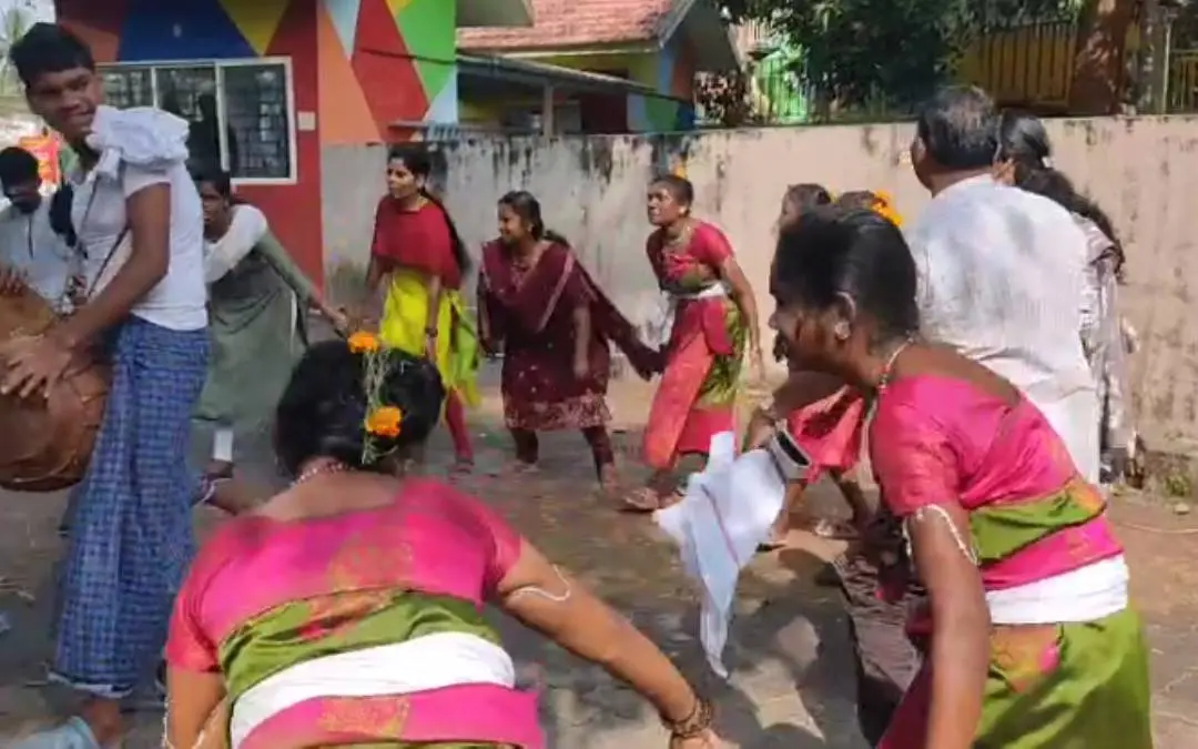 സദസ്സില് നൃത്തംചെയ്യുന്ന വിദ്യാര്ഥികളും അധ്യാപകരും