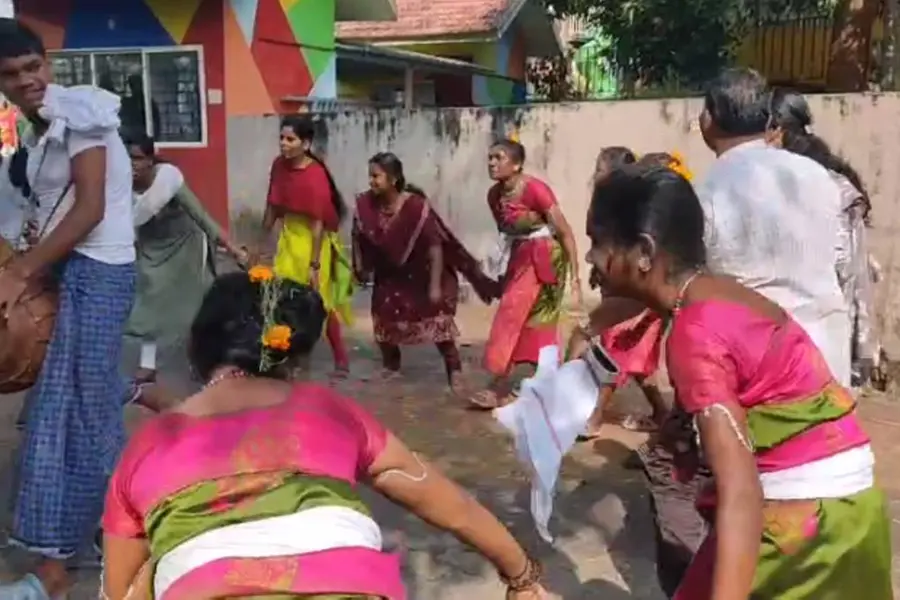 വിധി പ്രഖ്യാപിച്ചപ്പോള് സന്തോഷമടക്കാനായില്ല; സദസ്സിൽ ആനന്ദനൃത്തം ചവിട്ടി വിദ്യാര്ഥികളും അധ്യാപകരും