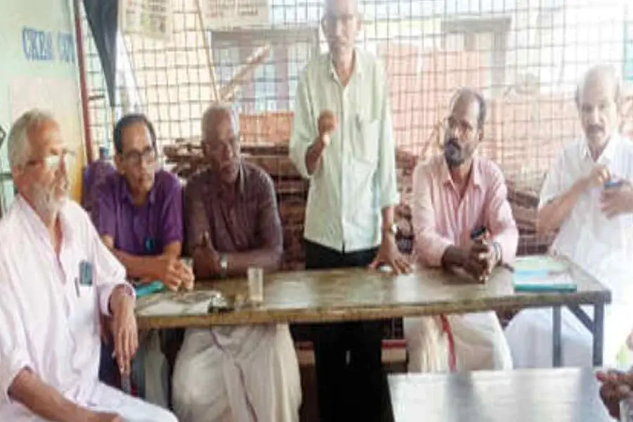 ചൂട് ചായ മാത്രമല്ല; പാലക്കുന്നിലെ ഈ ചായക്കടയില് പുസ്തകചര്ച്ചയുമുണ്ട്...