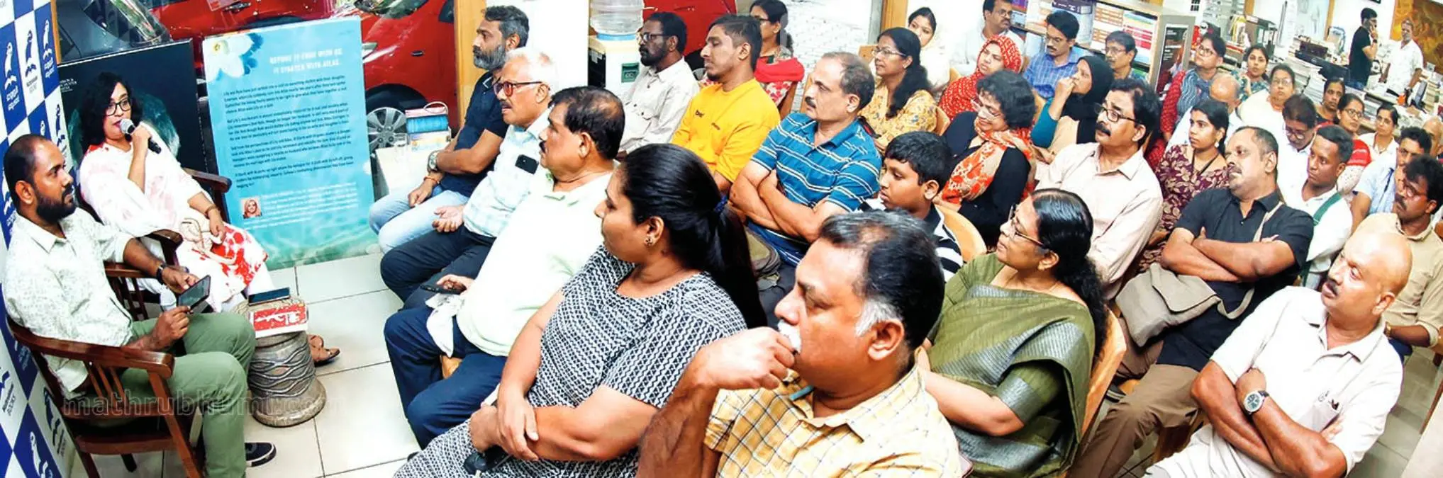 കോഴിക്കോട് മാതൃഭൂമി ബുക്സിൽ നടന്ന ചടങ്ങിൽ കേരള സാഹിത്യ അക്കാദമിയുടെ അവാർഡ് നേടിയ 'സിൻ' എന്ന നോവൽ എഴുതിയ ഹരിത സാവിത്രി വായനക്കാരുമായി സംവദിക്കുന്നു. ഫഹദ് റാസ സമീപം.