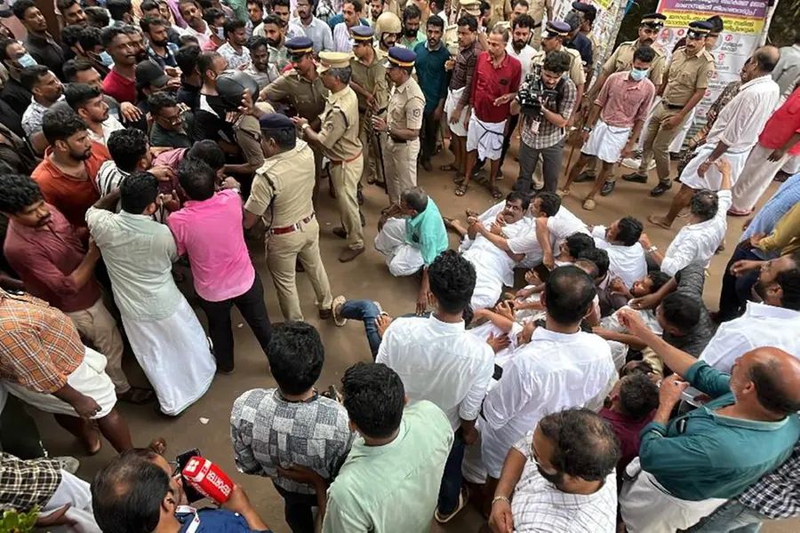 ചേവായൂര് ബാങ്ക്; ഭരണം സിപിഎം പിന്തുണയുള്ള വിമതര്ക്ക്; 61 കൊല്ലത്തെ കോണ്ഗ്രസ് ഭരണത്തിന് അന്ത്യം