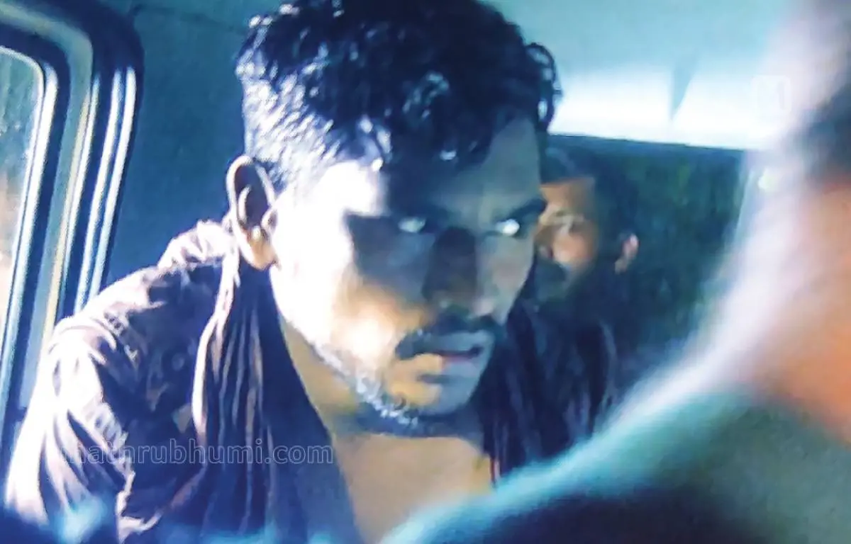 പോലീസ് കസ്റ്റഡിയില്നിന്ന് ചാടിപ്പോയ കുറുവാ മോഷണസംഘത്തിലെ അംഗമായ സന്തോഷിനെ കുണ്ടന്നൂര് പാലത്തിന് സമീപത്തുനിന്ന് പിടികൂടിയപ്പോള്