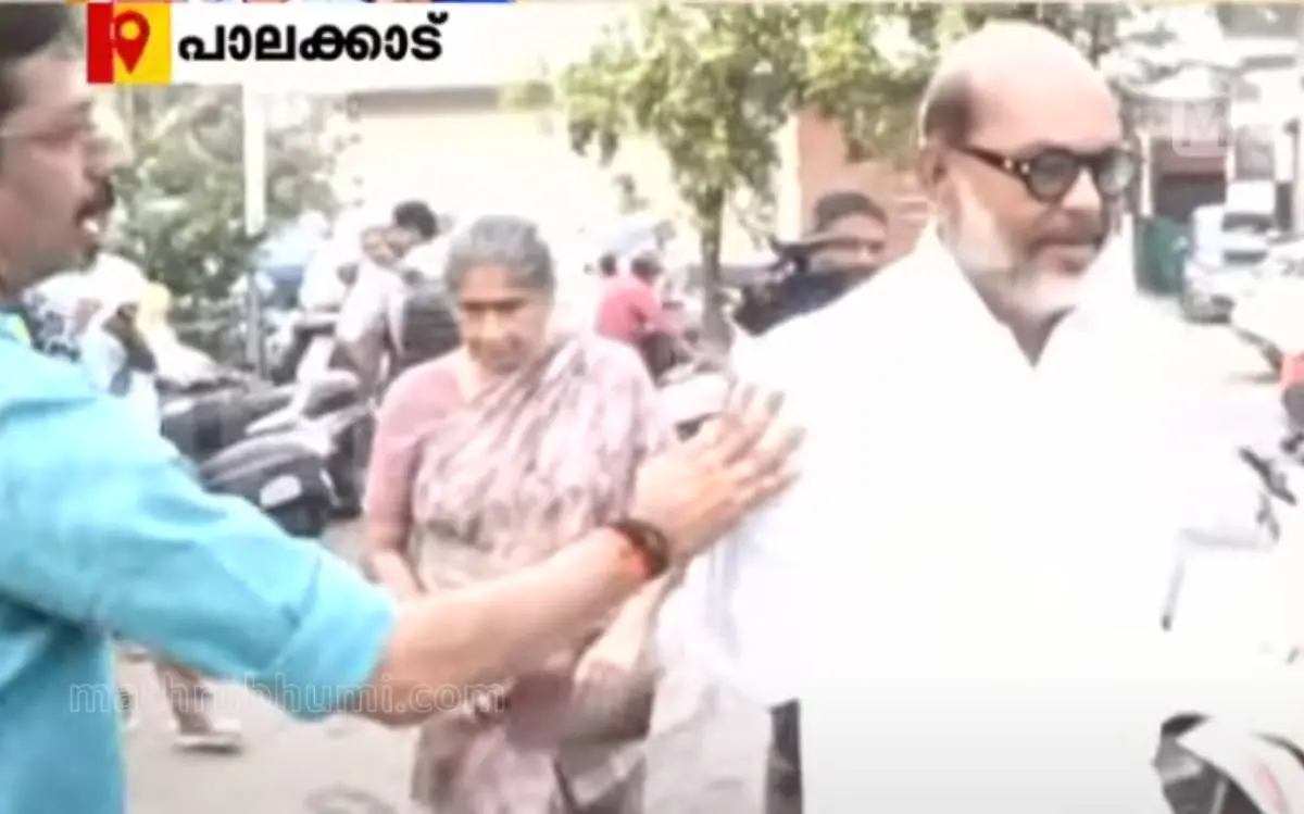 സി.കൃഷ്ണകുമാർ എൻ.എൻ.കൃഷ്ണദാസിനെ സമീപിച്ചപ്പോൾ | Photo: Screengrab from youtube.com/Mathrubhumi News
