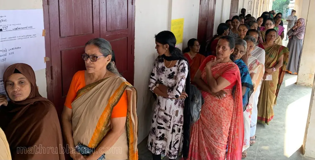 പാലക്കാട് കൊടുന്തിരപ്പുള്ളി പുളിയക്കോട്  ഹയർസെക്കൻഡറി സ്‌കൂളിൽ വോട്ടുചെയ്യാനെത്തിയവർ |  ഫോട്ടോ: അരുൺ കൃഷ്ണൻകുട്ടി / മാതൃഭൂമി