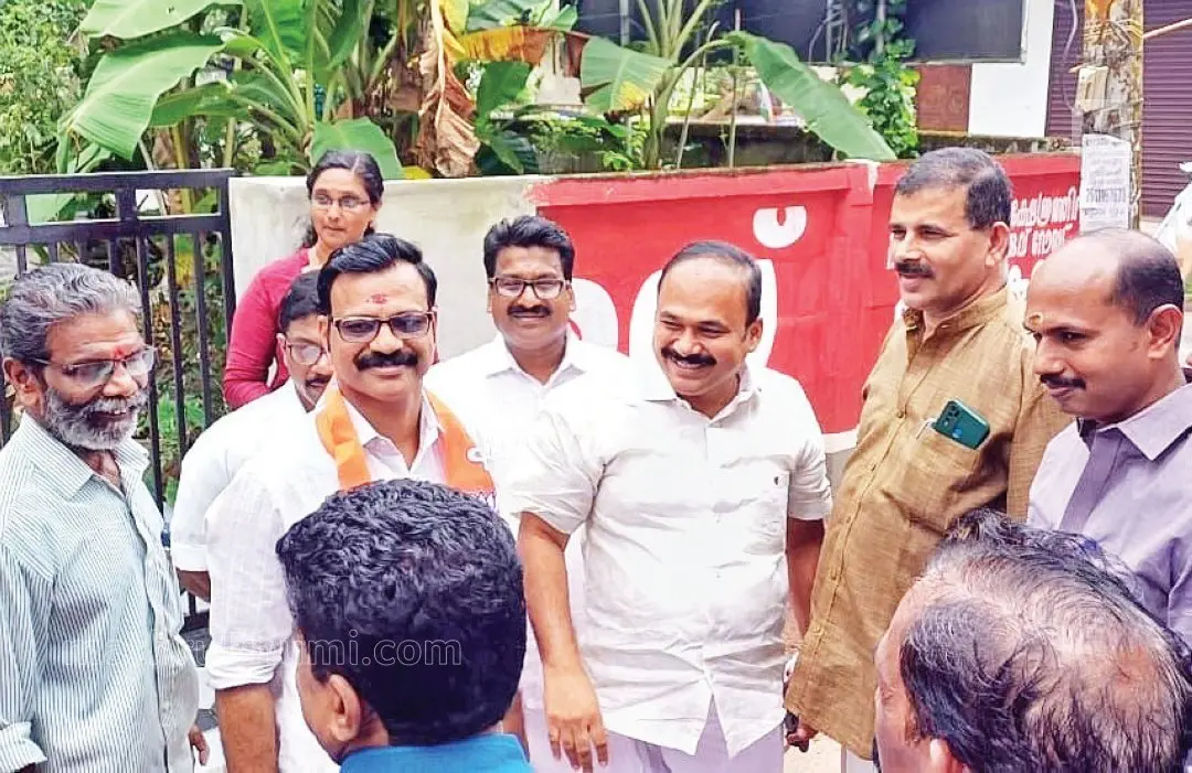 ബിപിന് സി. ബാബു ഞായറാഴ്ച പത്തിയൂര് ഉപതിരഞ്ഞെടുപ്പില് ബി.ജെ.പി. സ്ഥാനാര്ഥിക്കായി പ്രചാരണത്തിനിറങ്ങിയപ്പോള്
