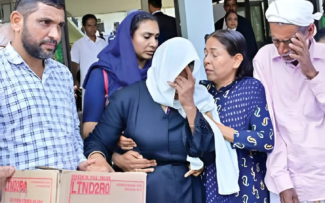 സഫിയയുടെ ശരീരാവശിഷ്ടവുമായി കോടതിക്ക് പുറത്തെത്തിയപ്പോൾ പൊട്ടിക്കരയുന്ന മാതാവ് ആയിഷ. സമീപം പിതാവ് മൊയ്തു (വലത്തെ അറ്റം)