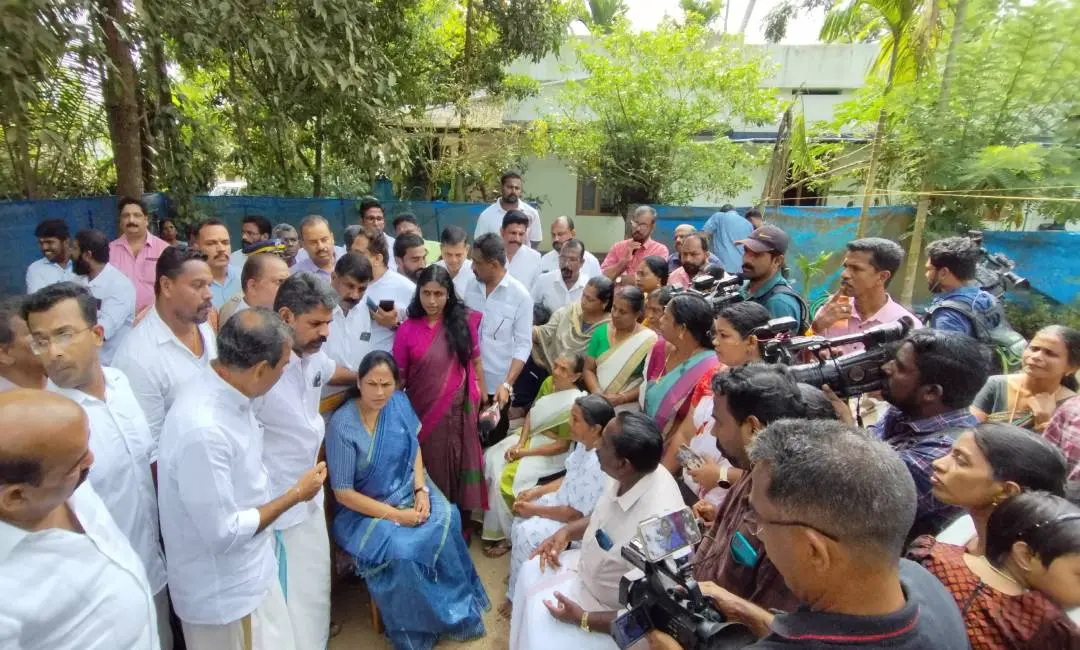 മുനമ്പം സമരക്കാരുമായി കേന്ദ്രമന്ത്രി ശോഭാ കരന്തലജെ സംസാരിക്കുന്നു.