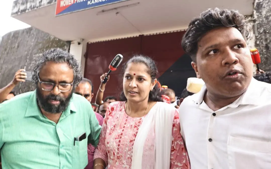 എ.ഡി.എം. നവീന് ബാബുവിന്റെ മരണത്തില് അറസ്റ്റിലായ പി.പി. ദിവ്യക്കു പതിനൊന്നു ദിവസത്തെ ജയില് വാസത്തിനു ശേഷം ജാമ്യം ലഭിച്ചതിനെ തുടര്ന്ന് കണ്ണൂര് വനിതാ ജയിലില് നിന്നും പുറത്തേക്കിറങ്ങുന്നു | ഫോട്ടോ: ലതീഷ് പൂവ്വത്തൂര്/ മാതൃഭൂമി