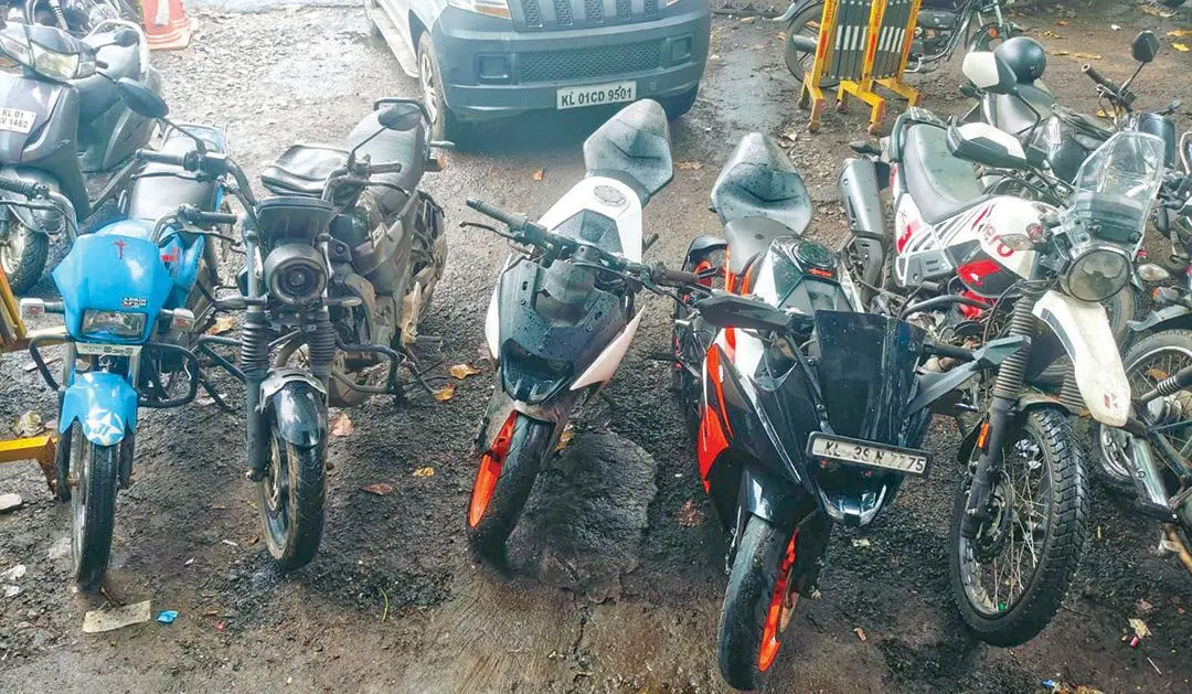 അനധികൃതമായി രൂപമാറ്റം വരുത്തിയതിന് ട്രാഫിക് പോലീസ് പിടിച്ചെടുത്ത വാഹനങ്ങള്