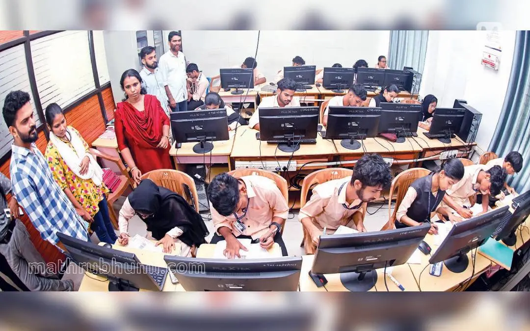 വെസ്റ്റ്ഹിൽ ഗവ. പോളിടെക്നിക്കിലെ കംപ്യൂട്ടർ എൻജിനിയറിങ് (ഹിയറിങ് ഇംപയേഡ്) വിഭാഗത്തിലെ ലാബിൽ അധ്യാപകരായ അനസ് റഹ്മാൻ (ഇടത്), വി. സന്ധ്യ തുടങ്ങിയവർ വിദ്യാർഥികൾക്കൊപ്പം