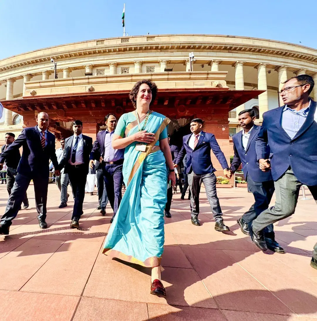 പ്രിയങ്ക പാർലമെന്റിന്റെ ശീതകാല സമ്മേളനത്തിൽ പങ്കെടുത്തശേഷം പുറത്തുവരുന്നു