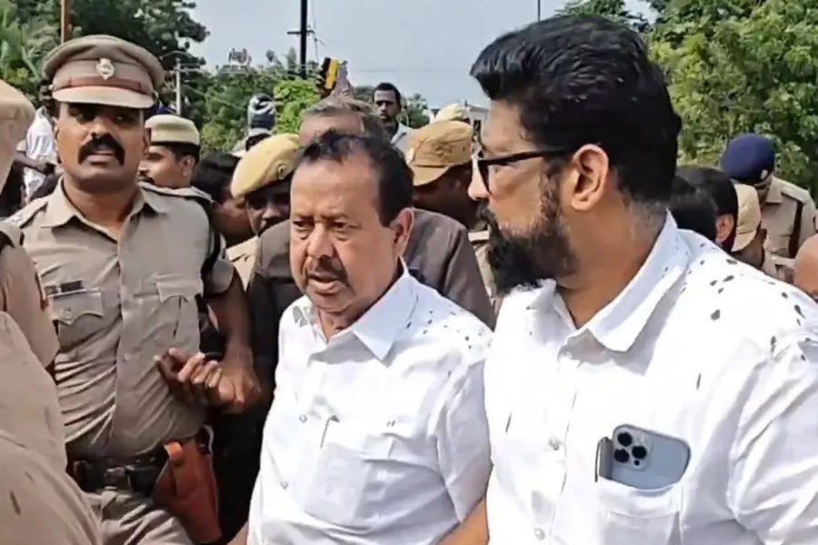 വന്നത് പ്രളയബാധിത സ്ഥലത്തേക്ക്, കാറിൽനിന്നിറങ്ങാതെ മന്ത്രി, പുറത്തിറങ്ങിയപ്പോൾ ചെളിയെറിഞ്ഞ് ജനം