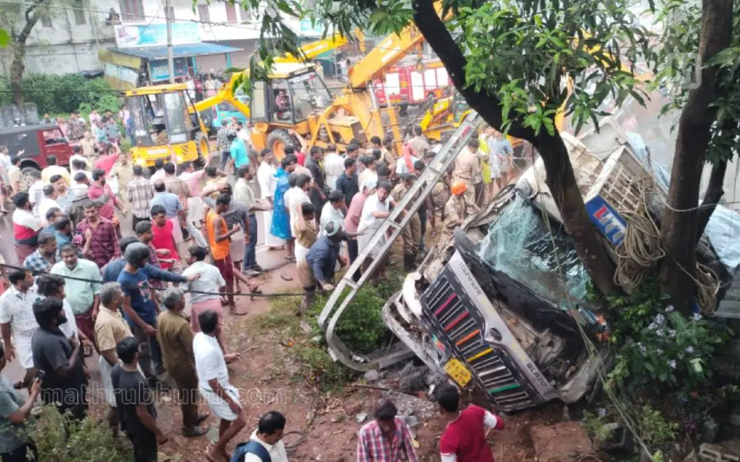 പാലക്കാട് അപകടത്തിൽപ്പെട്ട വാഹനം | ഫോട്ടോ: മാതൃഭൂമി