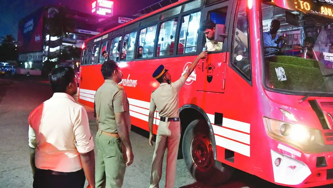 ചൊവ്വാഴ്ച രാത്രി മോട്ടോർവാഹന വകുപ്പിന്റെയും പോലീസിന്റെയും നേതൃത്വത്തിൽ പുതിയസ്റ്റാൻഡിൽ നടത്തിയ പരിശോധന.