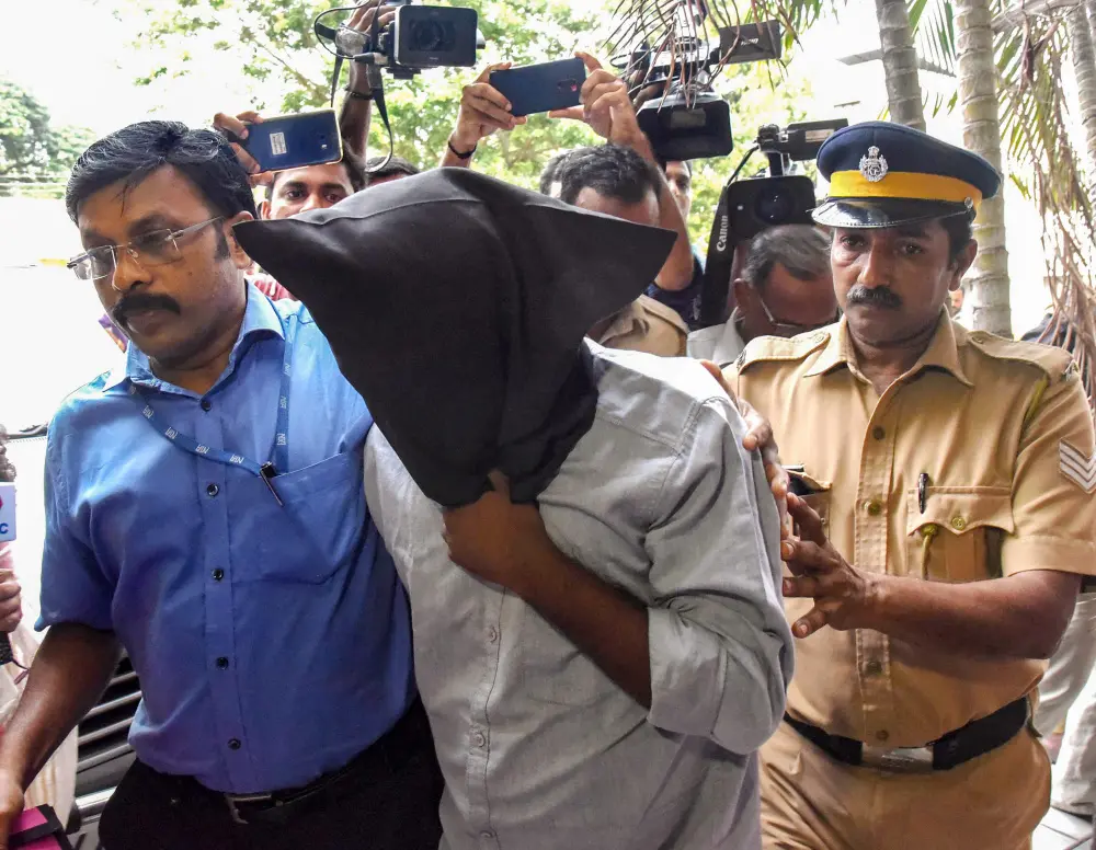 റിയാസ് അബൂബക്കറിനെ എൻ.ഐ.എ അറസ്റ്റ് ചെയ്തപ്പോൾ (ഫയൽ ചിത്രം) | ഫോട്ടോ: PTI
