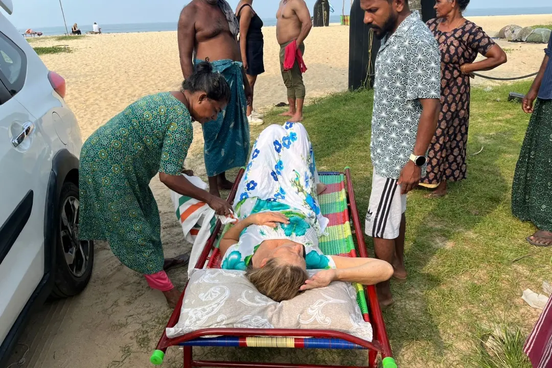 മാരാരിക്കുളത്ത് തിരയിൽപ്പെട്ട വിദേശവനിതയെ രക്ഷിച്ചപ്പോൾ
