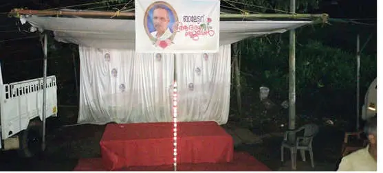 ചെറുപുഴ മേലെ ബസാറിൽ ബലരാമന്റെ മൃതദേഹം പൊതുദർശനത്തിന് വെക്കാനായി സഹപ്രവർത്തകർ ബുധനാഴ്ച രാത്രിയൊരുക്കിയ പന്തൽ | ഫോട്ടോ: മാതൃഭൂമി