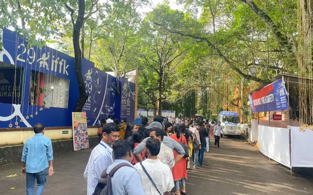 ചലച്ചിത്രമേളയിലെ ആദ്യ ചിത്രം കാണാനായി ടാഗോറിൽ രൂപപ്പെട്ട ഡെലിഗേറ്റുകളുടെ നീണ്ട നിര