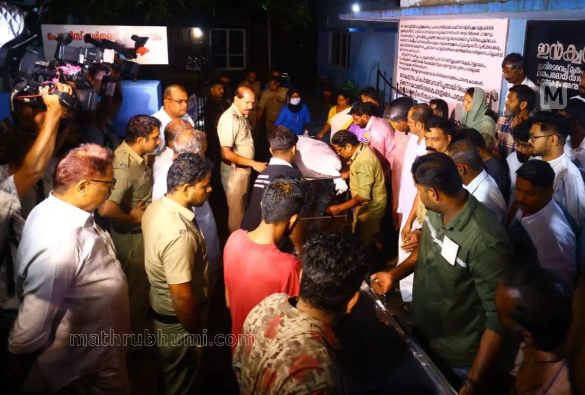 കല്ലടിക്കോട് പനയമ്പാടം വളവില് നിയന്ത്രണംവിട്ട് ലോറി മറിഞ്ഞുണ്ടായ അപകടത്തില് മരിച്ച വിദ്യാര്ഥിനികളുടെ മൃതദേഹം പോസ്റ്റുമോര്ട്ടത്തിനുശേഷം വെള്ളിയാഴ്ച പുലര്ച്ചെ വീടുകളിലേക്ക് കൊണ്ടു പോകാന് ആംബുലന്സില് കയറ്റുന്നു. ഫോട്ടോ - പി.പി രതീഷ്, മാതൃഭൂമി