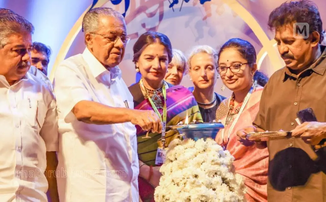 മുഖ്യമന്ത്രി പിണറായി വിജയന്‍ 29-ാമാത് കേരള രാജ്യാന്തര ചലച്ചിത്രമേളുടെ ഉദ്ഘാടനം നിര്‍വഹിക്കുന്നു | ഫോട്ടോ: ബി.മുരളീകൃഷ്ണന്‍/ മാതൃഭൂമി