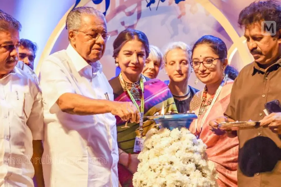 'സിനിമയിൽ കലാകാരികൾക്ക് അന്തസ്സോടെ പ്രവർത്തിക്കാൻ അന്തരീക്ഷമൊരുക്കും'; IFFK-യ്ക്ക് തിരിതെളിഞ്ഞു