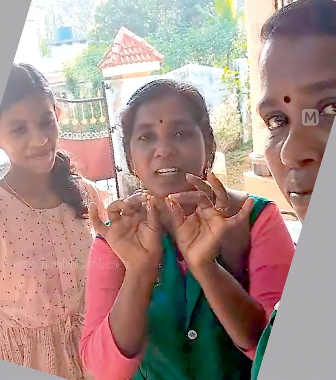 പ്ലാസ്റ്റിക് മാലിന്യങ്ങളിൽനിന്നു കിട്ടിയ കമ്മലുകൾ കാട്ടുന്ന ബിന്ദുവും രമ്യയും